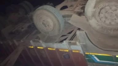 सिंदेवाही: कावडशी-डोमा मार्गावर ट्रक उलटला; ड्रायव्हर जखमी