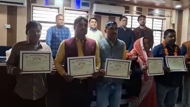 रुदौली: रुदौली तहसील सभागार में लोकतांत्रिक प्रक्रिया को मजबूत करने में अहम भूमिका निभाने वाले BLO को किया गया सम्मानित