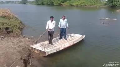 સિહોર: શિહોર તાલુકાના ભાણગઢ ગામે હાલમાં પણ વગર ચોમાસે ચોમાસા જેવી પરિસ્થિતિ લોકોને હોડી માંથી પસાર થવું પડે છે