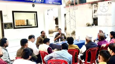 महरौनी: महरौनी कोतवाली परिसर में आगामी त्यौहारों को ध्यान में रखते हुए कोतवाली प्रभारी की अध्यक्षता में शांति बैठक आयोजित हुई