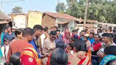 বাঘমুণ্ডী: ফের বেআইনি মদ কারবার বন্ধের দাবিতে পথ অবরোধ হল কড়েং মোড়ে, পুলিশের বিরুদ্ধেও গুরুতর অভিযোগ মহিলাদের