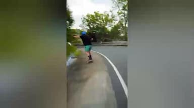 ஏற்காடு: ஏற்காடு மலைப்பாதையில் வெளிநாட்டவர் ஆபத்தான முறையில் ஸ்கேட்டிங் செய்யும் வீடியோ வைரல் போலீசார் விசாரணை