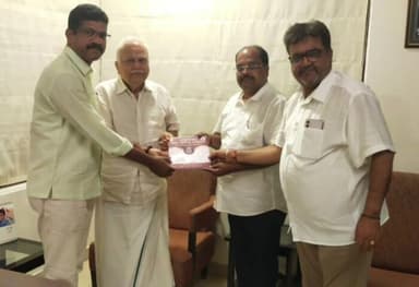 ಹಳಿಯಾಳ: ಶಾಸಕರ ಗೃಹ ಕಚೇರಿಯಲ್ಲಿ ಶಾಸಕ ಆರ್.ವಿ.ದೇಶಪಾಂಡೆಯವರಿಗೆ 25ನೇ ಜಿಲ್ಲಾ ಕನ್ನಡ ಸಾಹಿತ್ಯ ಸಮ್ಮೇಳನದ ಆಮಂತ್ರಣ ಪತ್ರಿಕೆ ನೀಡಿ ಆಹ್ವಾನ