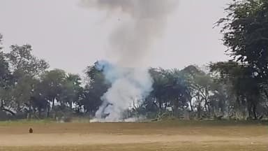 নলহাটি ১: তৃণমূলের গোষ্ঠীদ্বন্দের ফলে উদ্ধার হচ্ছে বোমা নানুরের মোহনপুরে বোমা উদ্ধারের ঘটনায় নলহাটিতে বললেন DYFI- র জেলা সম্পাদক