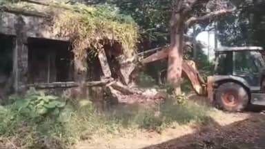 হরিণঘাটা: পরিতক্ত ফার্ম ভেঙে ফেলার উদ্যোগ নিল। স্থানীয় প্রশাসন ।