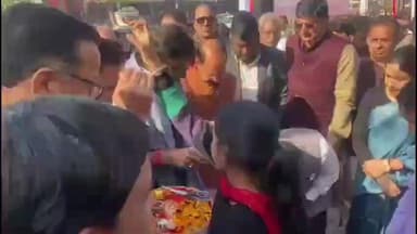 चूरू: पंखा सर्किल के पास से पूर्व मंत्री राजेन्द्र राठौड़ और विधायक हरलाल सहारण ने कचरा संग्रहण के लिए 35 ऑटो टिपर रवाना किए