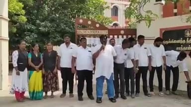 சாத்தான்குளம்: சாத்தான்குளம் ஒருங்கிணைந்த நீதிமன்ற அவலாகத்தில் வழக்கறிஞர்கள் ஆர்ப்பாட்டம்