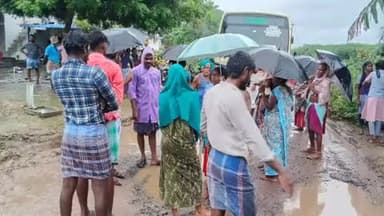 ஆலத்தூர்: ஈச்சம்பட்டியில் சாலையை சீரமைக்க வலியுறுத்தி பொதுமக்கள் சாலை மறியல்