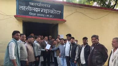 गढ़ाकोटा: क्षत्रिय कुर्मी समाज ने चक्का जाम करने की अनुमति मांगी, तहसीलदार को सौंपा ज्ञापन