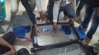 Surat News: एयरपोर्ट पर पकड़ाया 3.10 करोड़ का गांजा, फ़िल्मी अंदाज में हो रही थी तस्करी | Surat Airport
#suratnews #surat...