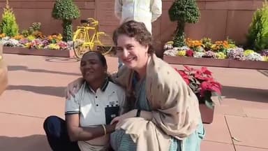 Delhi News: जब संसद परिसर में दिव्यांग महिला से मिलीं Priyanka Gandhi, वीडियो हुआ वायरल | Congress
#priyankagandhi #del...