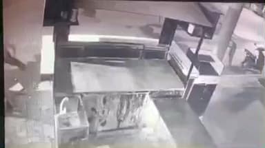 કોડીનાર: શહેરના રહેણાક વિસ્તારમા રાત્રીના દીપડો ઘુસ્યો સમગ્ર દ્રશ્યો સીસીટીવી કેમેરામા કેદ થયા પાલીકા ઉપપ્રમુખ ઘટનાસ્થળે પહોચ્યા