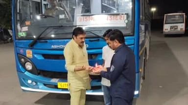 કોડીનાર: કોડીનાર એસટી ડેપો મા પાંચ નવી બસ ફાળવવામા આવતા નગરપાલીકા ઉપપ્રમુખ દ્રારા કોડીનાર વડોદરા બસને લીલીઝંડી આપી પ્રસ્થાન કરાવી