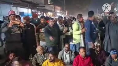 रघुनाथपुर: रघुनाथपुर में मुखिया के शव के साथ प्रदर्शन कर रहे ग्रामीणों से एसपी ने की बातचीत