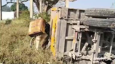लखनपुर: NH 130 स्थित नारायण पेट्रोलियम के समीप अनियंत्रित ट्रेलर वाहन ने ट्रांसफार्मर और स्ट्रीट लाइट को ठोकर मारकर पलटी