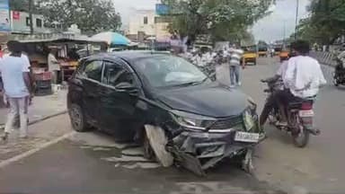 காட்பாடி: காட்பாடி காவல் நிலையம் எதிரே சென்டர் மீடியனில் மோதி கார் விபத்து இருவர் படுகாயம் போலீசார் விசாரணை