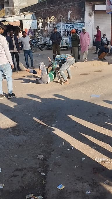 Rath Road over bridge Ke Niche do labouron mein Jabardast ladai