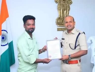 సర్వేయర్ బాలాజీని ప్రత్యేకంగా అభినందించిన సత్యసాయి జిల్లా ఎస్పీ