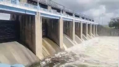 விக்கிரவாண்டி: வீடூர் அணையில் இருந்து திறக்கப்படும் உபரி நீர் தண்ணீர் அளவு அதிகரிப்பு - 4500 கன அடி தண்ணீர் திறப்பு