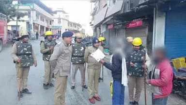 राजगढ़ी: उत्तरकाशी में पुलिस ने संदिग्ध व अवैध गतिविधियों पर नजर रखने के लिए जनपद के सीमा बैरियर पर चैकिंग अभियान चलाया