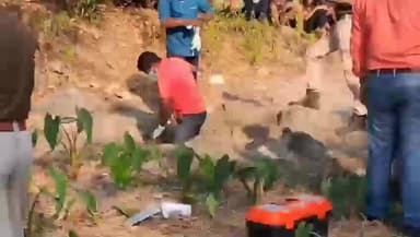 বইটামাৰী: মৰা চম্পাৱতী নৈত নয়ন বৰ্মন নামৰ এজন যুৱকৰ মৃতদেহ উদ্ধাৰ কৰে বঙাইগাঁও আৰক্ষীয়ে