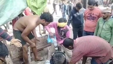 कानपुर: कानपुर सेन्ट्रल के कैंट गेट 2 के पास बने नाले में गिरी गाय, जीआरपी और फायर बिग्रेड ने मिलकर किया गाय का रिस्क्यू