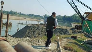 টিংখং: আঘোণীবাৰী তেলপানী সংযোগী বুঢ়ীদিহিং নৈৰ ওপৰৰ পকী দলঙৰ নিৰ্মাণকাৰ্য পৰিদৰ্শন মন্ত্ৰী বিমল বৰাৰ