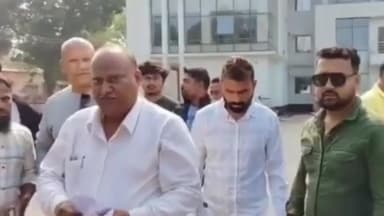 মাল: তিস্তা ব্যারেজে ভারী যান চলাচলে জট—সমাধান চেয়ে মালবাজার SDO-র দরজায় ডাম্পার মালিকেরা