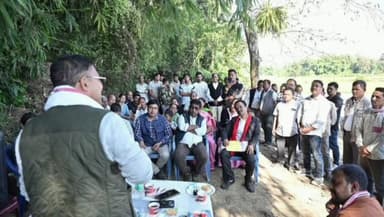 টিংখং: দিহিংচাং বহুমুখী সমবায় সমিতিৰ উদ্যোগত বুঢ়ীদিহিং নৈৰ কাষত কৃষক সকলৰ সৈতে আলুৰ বিজ ৰোপন কৰে মন্ত্ৰী বিমল বৰাই