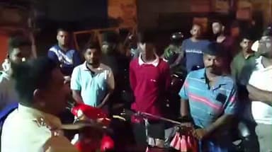 குமாரபாளையம்: பூலங்காடு பகுதியில் மர்ம நபர்கள் சுற்றித் திரிவதாக வந்த தகவலின் அடிப்படையில் போலீசாரின் துணையோடு இளைஞர்கள் பாதுகாப்பணியில் ஈடுபட்டனர்