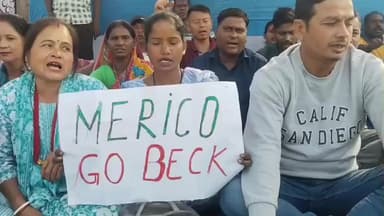 মাদারিহাট: বকেয়া মজুরি আদায়ের বৃহস্পতিবারও ধুমচিপাড়া চা বাগানে অবস্থান বিক্ষোভ করলেন চা শ্রমিকরা