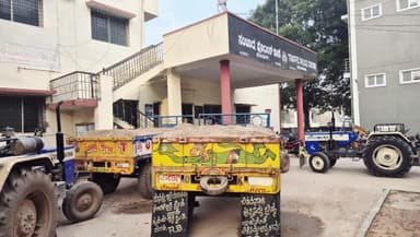 ದೇವದುರ್ಗ: ಅಕ್ರಮ ಮರಳು ಸಾಗಾಟ ದೇವದುರ್ಗ ಸಂಚಾರಿ ಠಾಣೆ ಪೊಲೀಸರು ದಾಳಿ ಟ್ರ್ಯಾಕ್ಟರ್ ವಶ