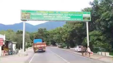 கொல்லிமலை: கொல்லிமலையில் கடும் பணிப்பொழிவு காரணமாக வாகன ஓட்டிகள் முகப்பு விளக்கினை எரியவிட்டபடி சாலையில் சென்றனர்