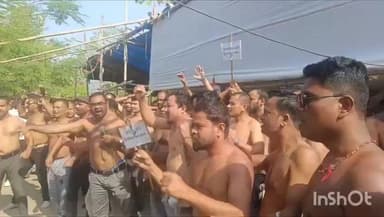 দিছপুৰ: চচলৰ ধৰ্ণা স্থলীত অৰ্ধ উলঙ্গ হৈ প্ৰতিবাদ ১০৮ কৰ্মচাৰী, চৰকাৰৰ সিদ্ধান্ত বিৰুদ্ধে তীব্ৰ সমালোচনা