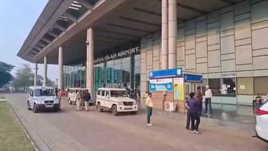 অন্ডাল: বেসরকারি বিমান সংস্থা ইন্ডিগোর পরিষেবায় বড় রকমের সমস্যা , অন্ডাল বিমানবন্দরে যাত্রীরা নিজেদের সমস্যার কথা তুলে ধরেন