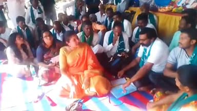 ಹನೂರು: ರೈತರ ಮನವಿಗೆ ಸ್ಪಂದನೆ: ಜಿಲ್ಲಾಧಿಕಾರಿ ಶಿಲ್ಪನಾಗ್ ವಡೆಕಹಳ್ಳ ಧರಣಿ ಸ್ಥಳಕ್ಕೆ ಭೇಟಿ: ಸಮಾಧಾನಪಡಿಸಲು ಪ್ರಯತ್ನ