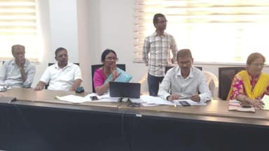 టేకుమట్ల: వైద్య సిబ్బందితో సమీక్ష సమావేశం నిర్వహించిన జిల్లా వైద్యాధికారి వాణిశ్రీ