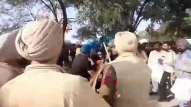 ਜ਼ੀਰਾ: ਪੰਚਾਇਤ ਦਫਤਰ ਦੇ ਬਾਹਰ ਬਲਾਕ ਸੰਮਤੀ ਚੋਣਾਂ ਦੇ ਨੋਮੀਨੇਸ਼ਨ ਨੂੰ ਭਰਨ ਨੂੰ ਲੈ ਕੇ ਹੋਇਆ ਹੰਗਾਮਾ ਹੰਗਾਮੇ ਦੀ ਵੀਡੀਓ ਆਈ ਸਾਹਮਣੇ