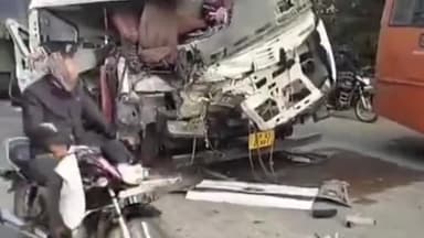 रुद्रपुर: महदहा चौराहे के आगे रामपुर मोड़ के पास दो डंपर में भीषण भिड़ंत, चालक गंभीर रूप से घायल