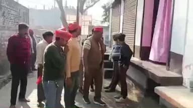 सासनी: सासनी के बाजारों व विभिन्न क्षेत्रों में सपा पार्टी के पूर्व विधानसभा प्रत्याशी ने SIR फॉर्म भरवाने को लेकर किया भ्रमण