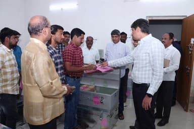 కామారెడ్డి: కలెక్టర్ కార్యాలయంలో స్ట్రాంగ్ రూమ్ ను పరిశీలించిన సాధారణ పరిశీలకులు సత్యనారాయణ రెడ్డి, జిల్లా కలెక్టర్ ఆశిష్ సాంగ్వాన్