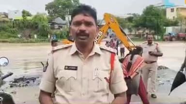 భారీ వర్షాల నేపథ్యంలో లోతట్టు ప్రాంత ప్రజలు అప్రమత్తంగా ఉండాలని వెంకటగిరి సీఐ రమణ సూచించారు