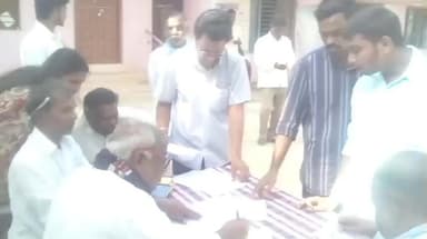 జుక్కల్: మద్నూర్ గ్రామపంచాయతీ వద్ద నోడివ్ సర్టిఫికెట్ కోసం జనాల సందడి, 107 మంది పన్నులు చెల్లింపు : పంచాయతీ కార్యదర్శి సందీప్