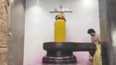 சாத்தான்குளம்: அய்யனடைப்பு பிரத்தியங்கார தேவி ஆலய மகா லிங்கேஸ்வரருக்கு வியாழக்கிழமை முற்பகல் பௌர்ணமி பூஜை வெகு விமர்சையாக நடைபெற்றது