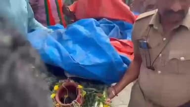 மேட்டூர்: மேச்சேரி பேருந்து நிலையம் அருகே திமுக கவுன்சிலரை கண்டித்து பாஜகவினர் நூதன முறையில் பாடையைக் கட்டி ஆர்ப்பாட்டம்