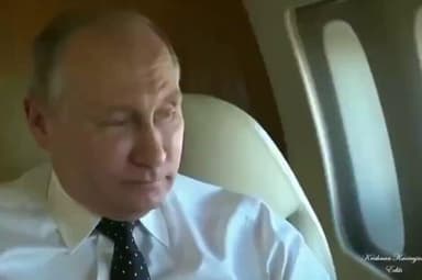 #रूस के राष्ट्रपति व्लादिमीर पुतिन जब प्लेन से हवा में सफर कर रहे होते हैं।
तब भी रूस के लड़ाकू विमान का एक बेड़ा उनके ...