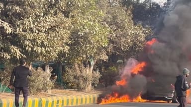 Noida News: एक करोड़ की गाड़ी जलकर हुई खाक, चालक ने बाहर निकलकर बचाई अपनी जान | UP News | Burning Car
#NoidaNews #upnew...