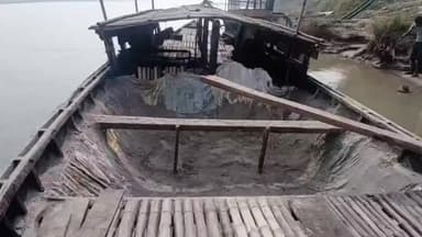 কেতুগ্রাম ২: কেতুগ্রামের ভাগীরথীতে বেআইনি সাদা বালি লুট করতে গিয়ে নৌকাডুবি, ১৩ শ্রমিকের মধ্যে এখনও একজন নিখোঁজ, উৎকণ্ঠায় তার পরিবার