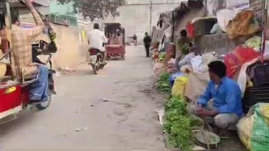 बैसि: पूर्णियामोड़ में सब्जी दुकान और टोटो स्टैंड से रोजाना तेलंगा मार्ग पर आवाजाही रुक रही, ग्रामीणों ने कार्रवाई की मांग की