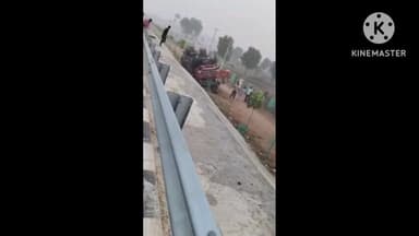 కూసుమంచి: పైనంపల్లి గ్రామ శివారులో టైరు పేలి లారీ బోల్తా, డ్రైవర్కు గాయాలు